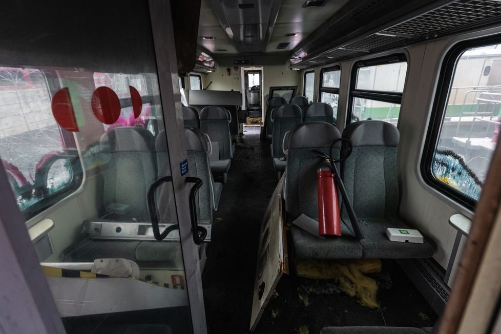 Pieksämäellä vetureiden joukossa on myös pari käytöstä poistettua kiskobussia. Kuva kiskobussin sisältä.