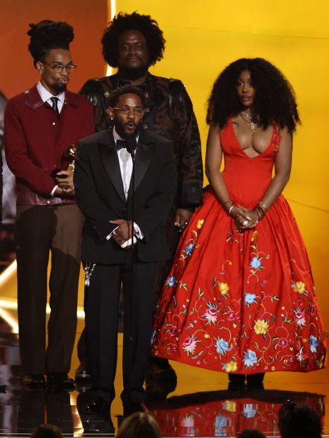 Record of the year -kategorian voittivat Kendrick Lamar (keskellä) ja SZA (kuvassa oikealla) kappaleellaan Luther.