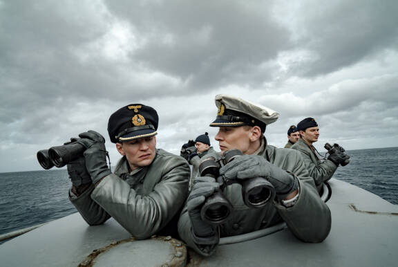 Das Boot – Sukellusvene U-612 .sarjan keskeinen hahmo on Rick Okonin (valkoinen koppalakki) näyttelemä kapteeniluutnantti Klaus Hoffmann.