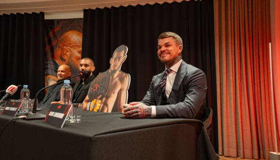 Immu Fight Clubin pressitilaisuus marraskuussa. Nico Lingman ottelee Tommy Oksaa vastaan 21.3.