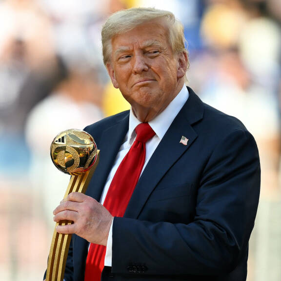 Aujula näkee Donald Trumpin kokevan lankeemuksen. Näyssä Trump kompastui lentokoneesta poistuessaan: joko kirjaimellisesti tai symbolina poliittiselle alamäelle.
