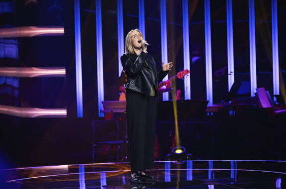 Anna Piirainen laulaa Voicen lavalla.