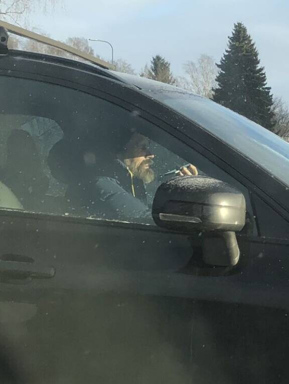 Pakkassäässä ajeleva muusikko piti toppatakin päällä autossakin.