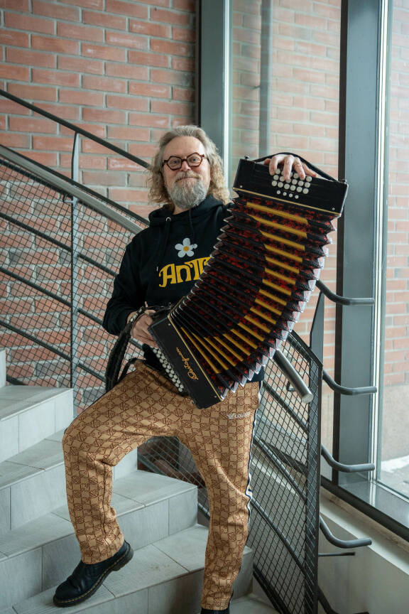 Antti tuo haitarin mukaan yllättävään musiikkityyliinsä.