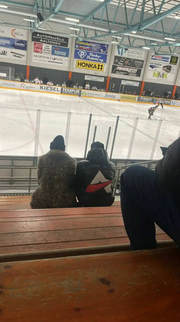 Kaksikko seurasi lätkämatsia tiiviissä tunnelmissa.