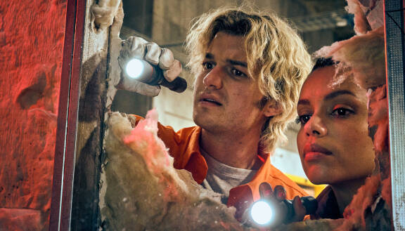 Joe Keery ja Georgina Campbell elokuvassa Cold Storage.
