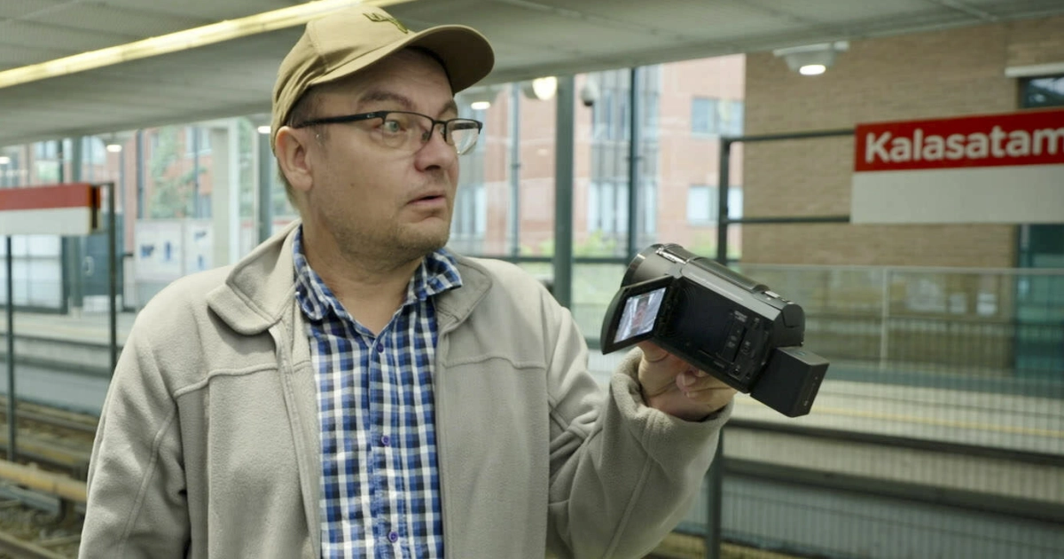 Metsä Man Timo Juvonen: Tubettava konemies hämmästyy Tuomiokirkkoa Helsingissä