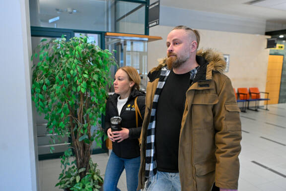 Lauri 'Late' Huttunen saapui helmikuussa Pirkanmaan käräjäoikeuteen vastamaan rikossyytteisiin. Hänen mukana oli vaimo Sari-Anna 'Sarkku' Huttunen.