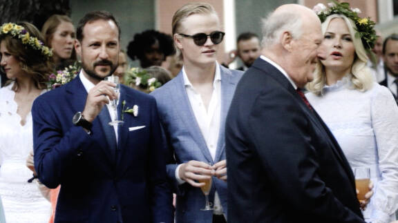 Kruununprinssi Haakon, Marius Borg Høiby, kuningas Harald pikari kädessään ja  kruununprinsessa Mette-Marit kukkaseppele päässään.