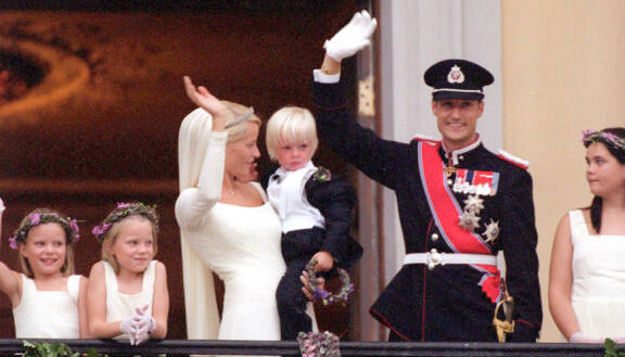Marius hurmasi norjalaiset äitinsä Mette-Maritin ja kruununprinssi Haakonin häissä vuonna 2001.