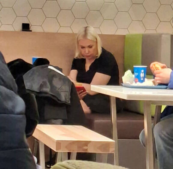 Sanna keskittyi puhelimeensa pikaruokailunsa aikana.