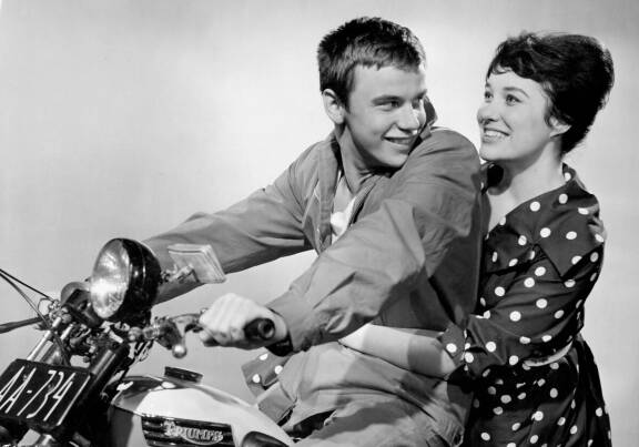 Vastanäyttelijät Rami Sarmosto ja Laila Kinnunen kokivat molemmat traagisen lopun. Rami menehtyi auto-onnettomuudessa talvella 1965, Laila kaaduttuaan kohtalokkaasti syksyllä 2000.