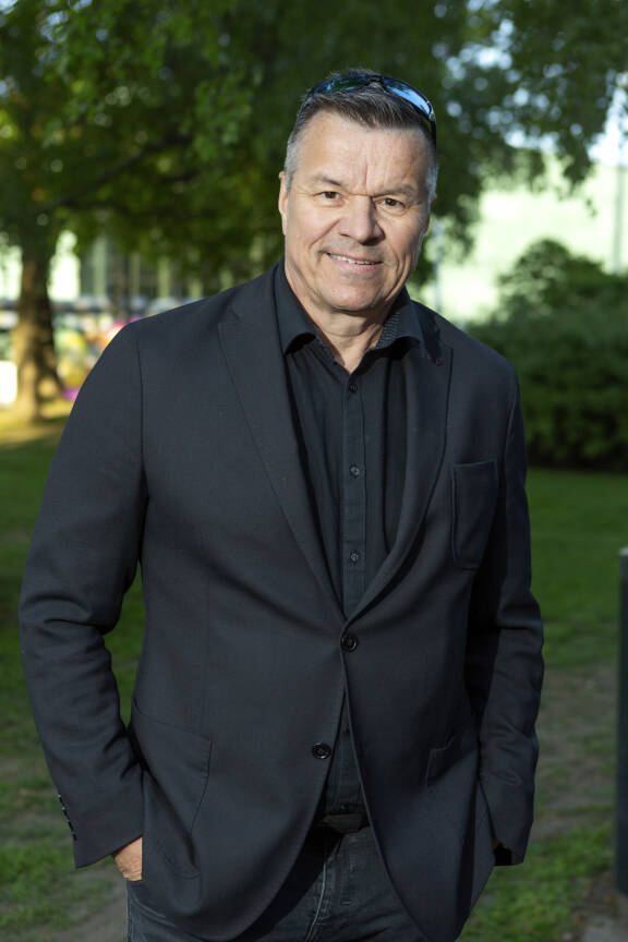 Jarmo paljastaa näkevänsä unia pääasiassa ruotsiksi.