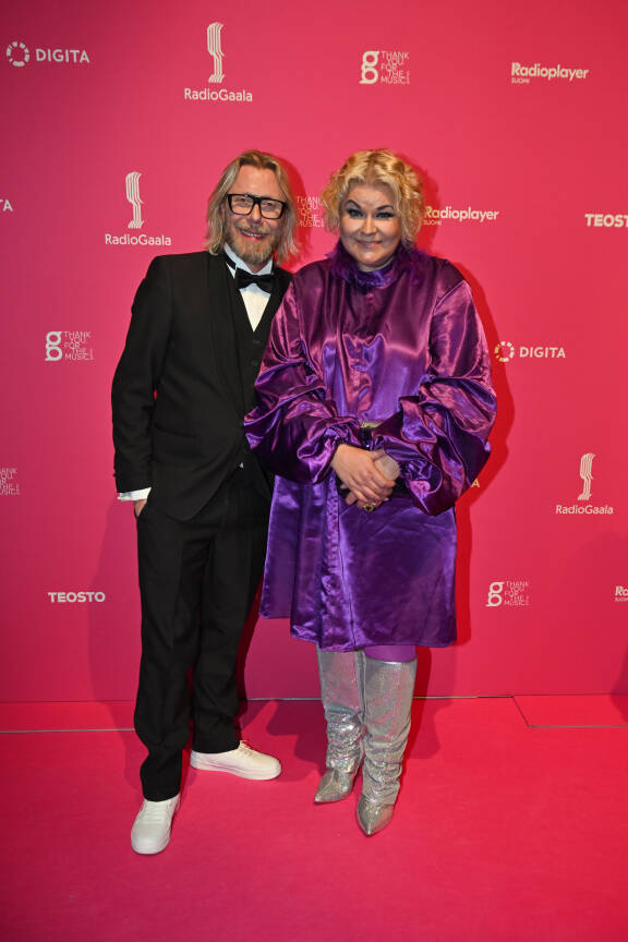 Minnan kanssa radiossa istuu Kimmo Vehviläinen. Hiljattain joukkoon liittyi myös Suvi Hartlin.