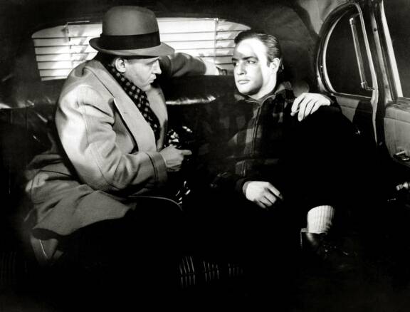 Marlon Brando ansaitsi elokuvasta Alaston satama parhaan miespääosa-Oscarin. Rod Steiger sai samaisesta elokuvasta parhaan miessivuosaehdokkuuden.