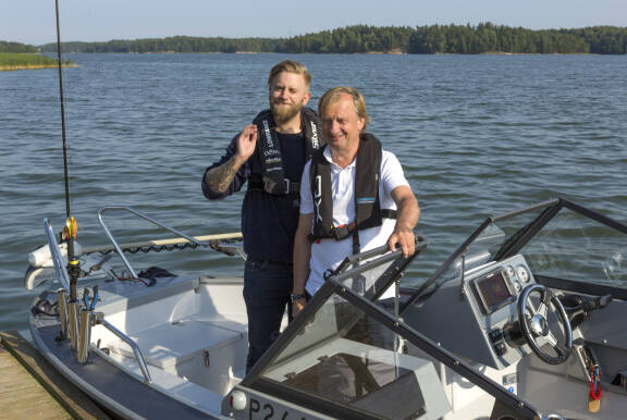 Purjehduskärpänen on purrut sekä isää että poikaa. Arkistokuva 2017.