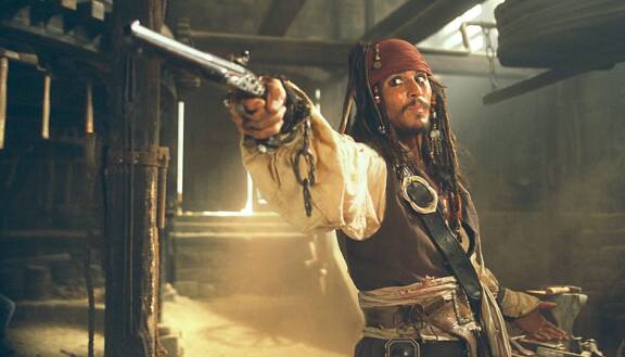 Johnny Depp Jack Sparrow'n roolissa elokuvassa Pirates of the Caribbean: Mustan helmen kirous (2003).