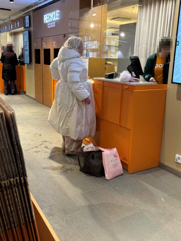 Johannan talvityylin kruunasivat Louis Vuitton -merkkiveska sekä vaaleanpunainen Hello Kitty -kassi.