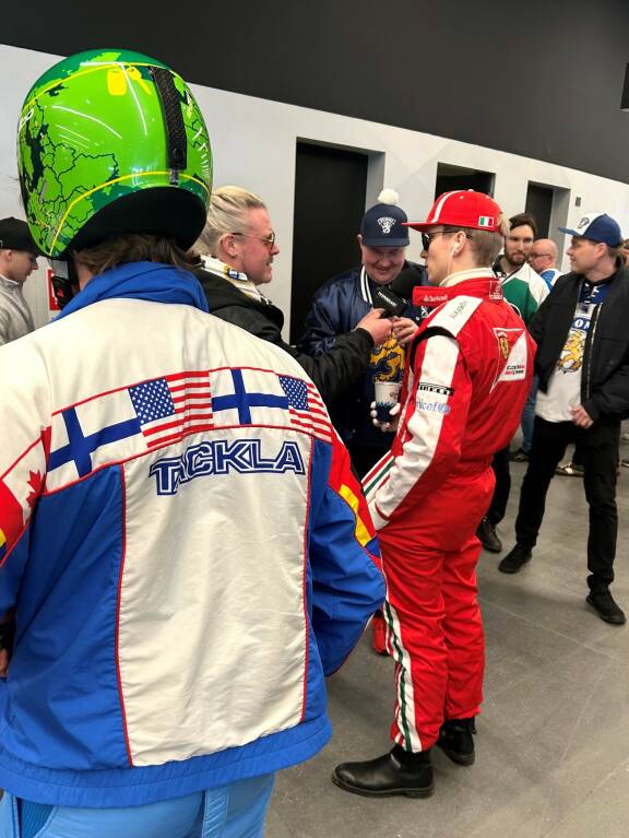 Kiekkoväkeä viihdyttänyt 'Kimi' jakeli kommentteja Santa Giulian areenakäytävällä.