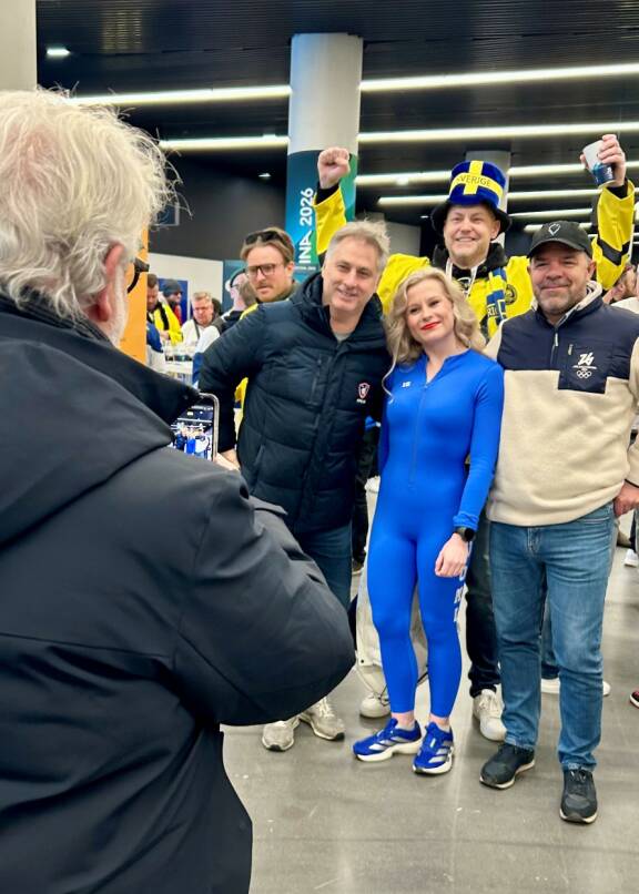 Tämän suomalaisnaisen kanssa lähestulkoon joka toinen lätkäfani halusi yhteiskuvaan.