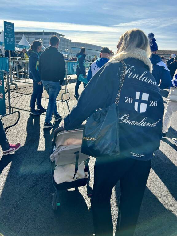 Kukka Granlund asteli tyylikkäänä kohti Milanon olympia-areenaa. Olalla komeili Chanelin laukku.