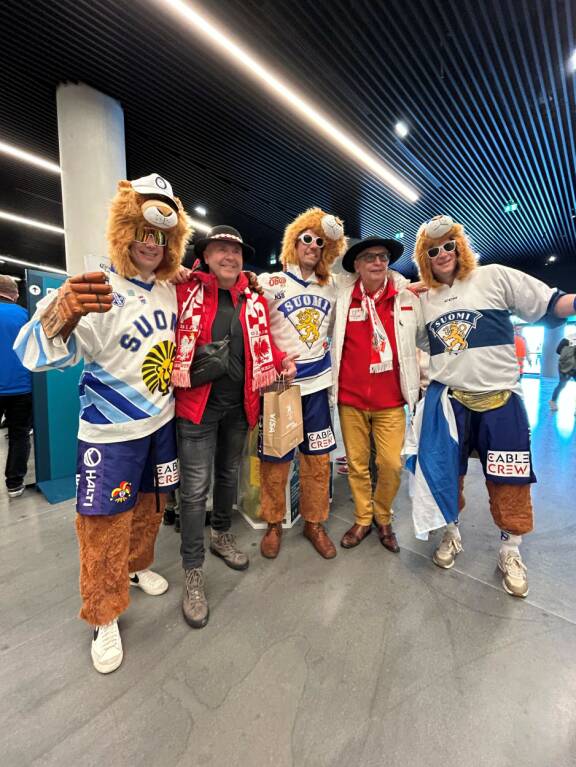 Leijonafaneilla on ollut hauskaa Milanossa.