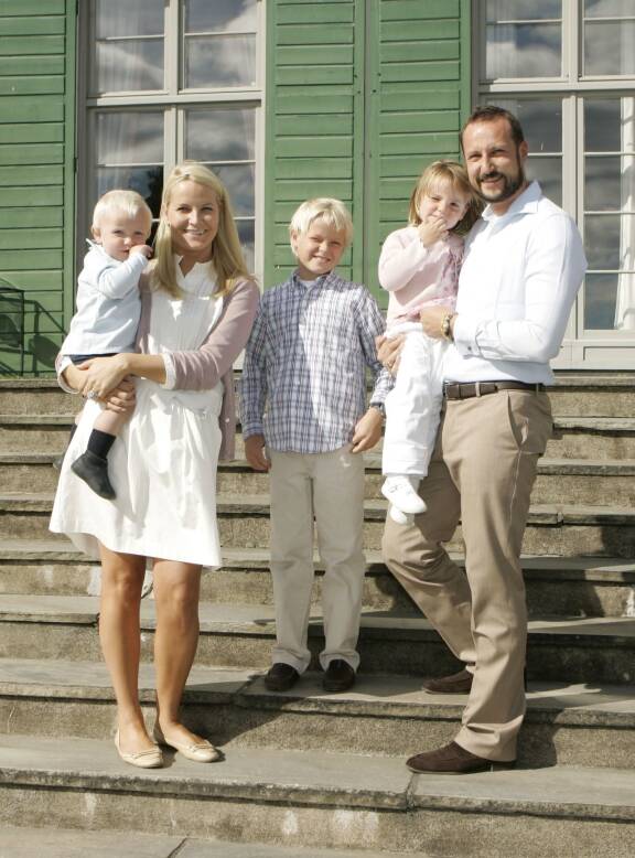Mette-Maritin ja Haakonin perheonni täydentyi, kun Marius (keskellä) sai sisaruspuolikseen prinssi Sverre Magnusin (Mette-Maritin sylissä) ja prinsessa Ingrid Alexandran.