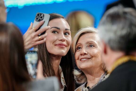 Sanna ja Hillary Clinton vaikuttivat muikeilta Sannan selfiessä. Hillary – kuten niin monet muutkin – on yhdistetty Jeffrey Epsteiniin.