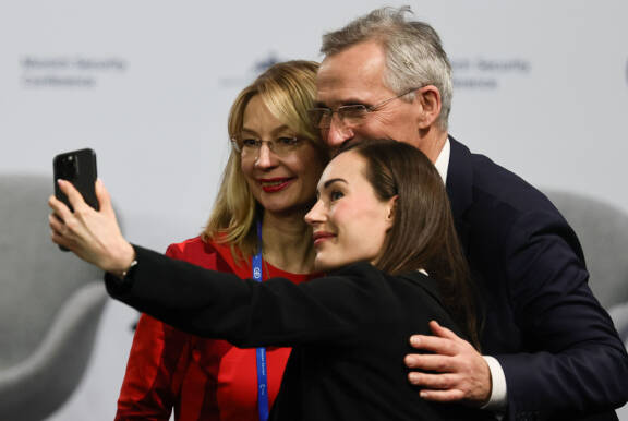 Tässä kuvassa Naton ex-pääsihteeri Jens Stoltenberg on päässyt Sannan ja Tytti Tuppuraisen väliin. Kuva ja kuvattavat eleineen tuovat mieleen kaverikuvan sijasta enemmänkin fanitapaamisen.