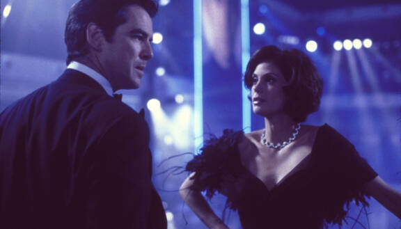 Teri Hatcher ja Pierce Brosnan elokuvassa James Bond: Huominen ei koskaan kuole.