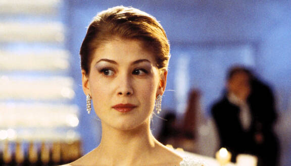 Rosamund Pike elokuvassa James Bond: Kuolema saa odottaa.