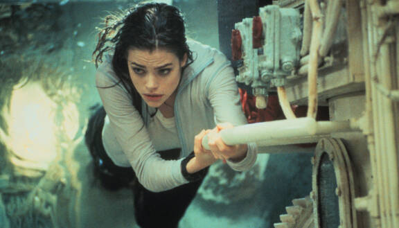 Denise Richards roikkumassa.