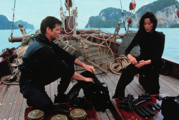 Pierce Brosnan ja Michelle Yeoh veneessä