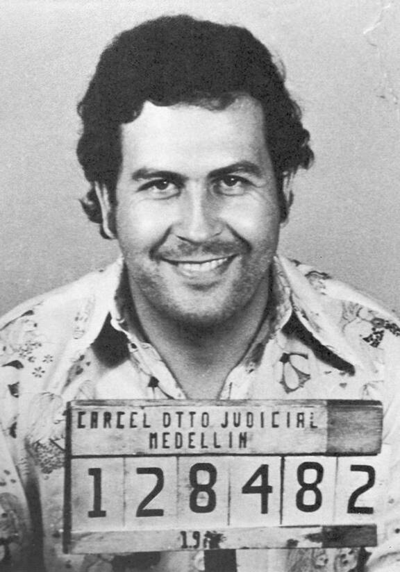 Vuonna 1993 kuollut Pablo Escobar lienee maailman kuuluisin huumekauppias. Miestä on syyttäminen monesta asiasta, kuten muun muassa siitä, että Kolumbiassa elää virtahepoja.