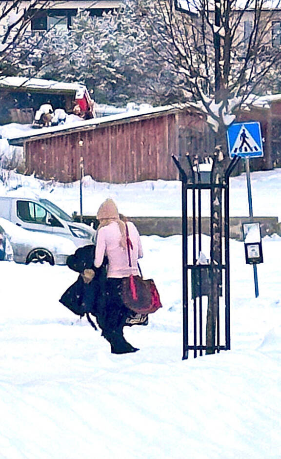 Kuvassa Iida Vainio ylittää kadun.