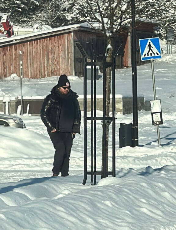 Kuvassa Archie Crux ylittää katua Sipoossa.
