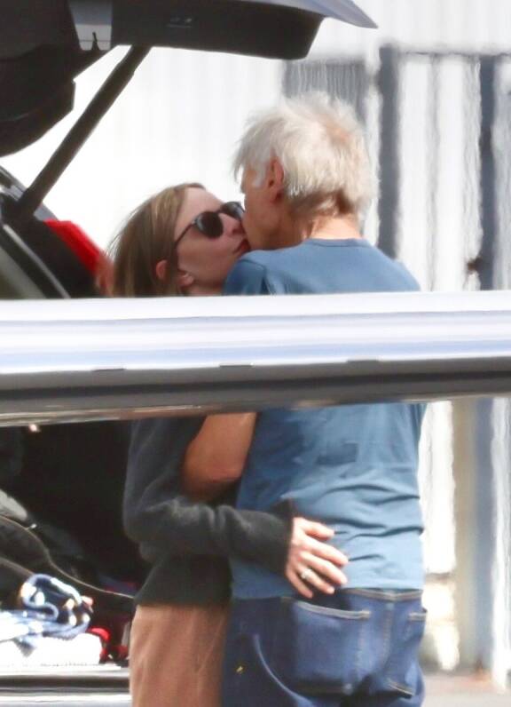 Harrison Ford ja Calista Flockhart lentokentällä