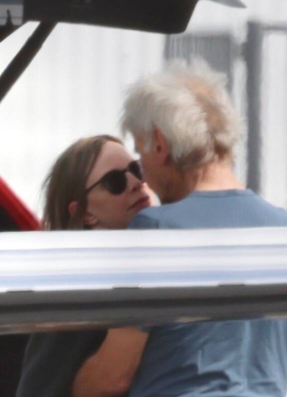 Harrison Ford ja Calista Flockhart lentokentällä
