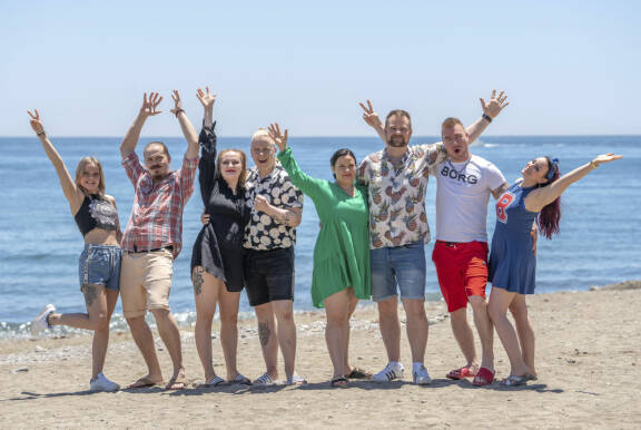 Arkistokuva Temptation Island Suomi -ohjelman 11. kauden pariskunnista. Kuvassa Leenu ja Arttu, Julia ja Semi, Nina ja Johan sekä Mika ja Pirita.