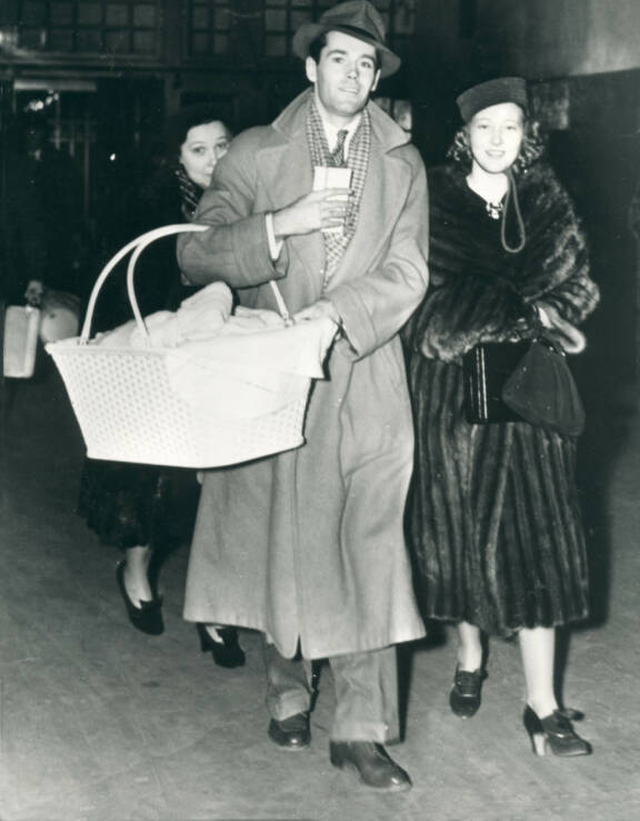 Näyttelijä Henry Fonda ja vaimonsa Frances Fonda, kopassa tytär Jane Fonda.