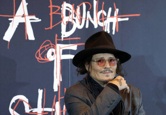 Johnny Depp Tokiossa näyttelynsä avajaisissa