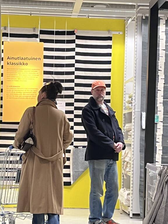Lari seikkaili Ikean käytävillä urheasti, mutta lähes tunnistamattomana.