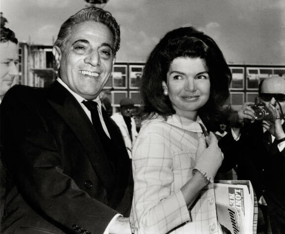 Aristotelis Onassis jätti rakastajattarensa, oopperadiiva Maria Callasin Jacquelinen vuoksi. Heidät vihittiin Onassiksen omistamalla Skorpiosin-saarella.