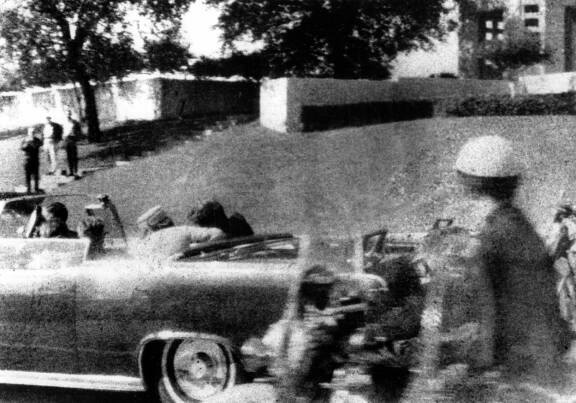 Ensimmäisen luodin osuttua John F. Kennedyyn Jacqueline kumartui miehensä puoleen. Hetkeä myöhemmin ammuttiin kuolettava laukaus.
