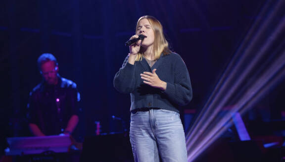 Viivi-Maria Grosvenov laulamassa The Voice of Finlandin ääniratkaisee vaiheessa.