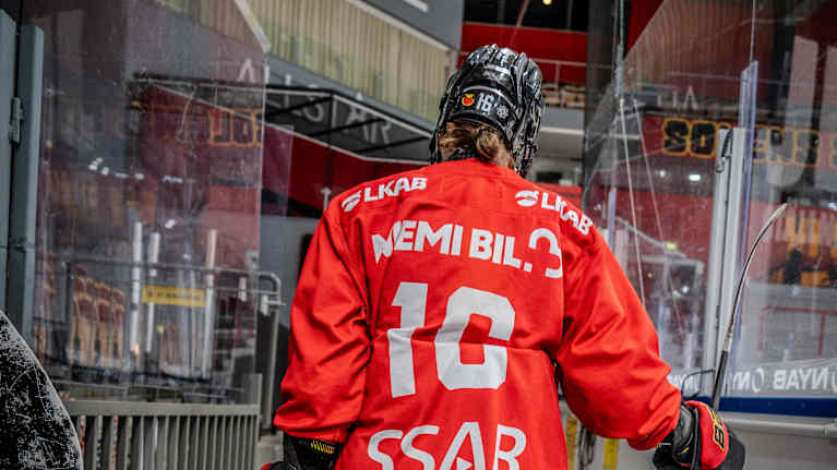 Petra Nieminen kantaa kiekkoja ämpärissä.