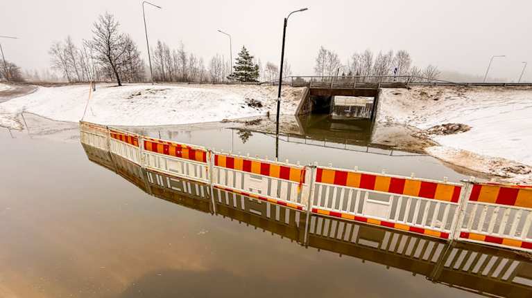 Tulviva alikulkukäytävä eristettynä työmaa-aidoilla. 