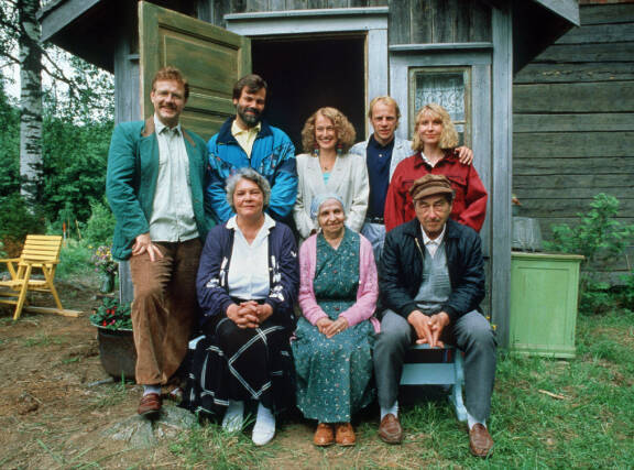 Metsolat.TV2 tiistaina 7.10.2008 klo 20.00. SARJA ALKAA!Osa 1/40: Tie kotiin. Metsoloiden - kuvassa Risto (Svante Martin), Heikki (Kim Floor), Jaana (Jaana Raski), Erkki (Kari Hakala), Eeva (Kaarina Honkanen), Annikki (HelinŠ Viitanen), mummo (Hellin Auvinen-Salmi) ja Antti (Ahti Haljala) vaiheista kertovan sarjan tapahtumat sijoittuvat vuosiin 1987-1994, mutta pelkŠstŠ tv-nostalgiasta ei ole kyse - useat sarjan teemat ovat yhŠ ajankohtaisia. Kotimainen draamasarja.Kuva: Antero Tenhunen/YLE Kuvapalvelu.KŠytettŠvŠksi vain tŠmŠn ohjelman yhteydessŠ