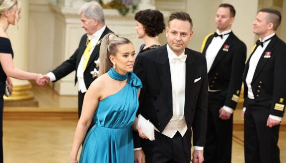 Sofia Virta saapui vuonna 2023 linnan juhliin puolisonsa kanssa.