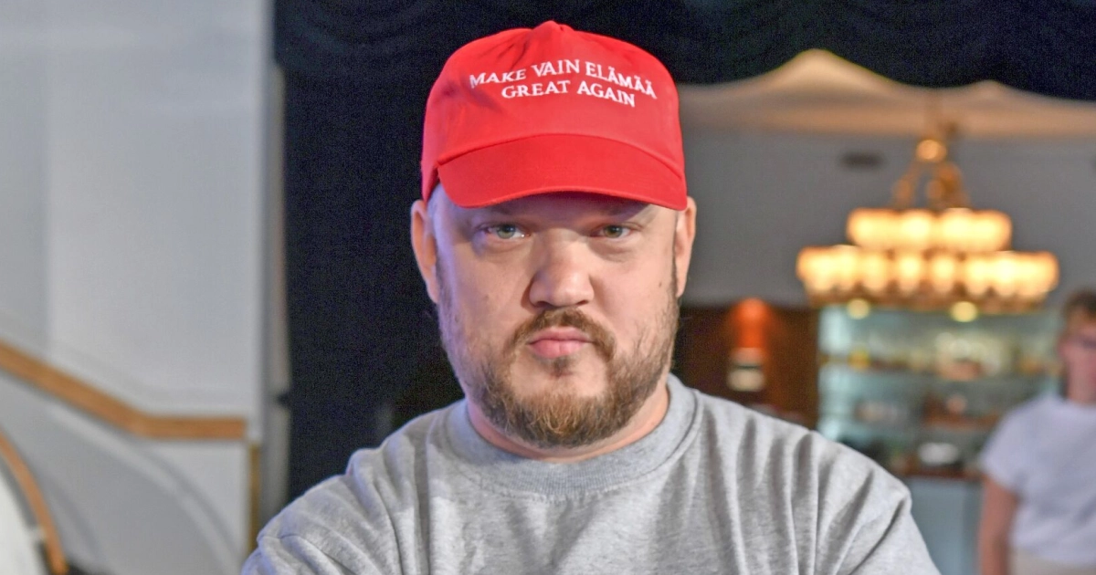 Pyhimys äkäili huoltoasemalla – katso video